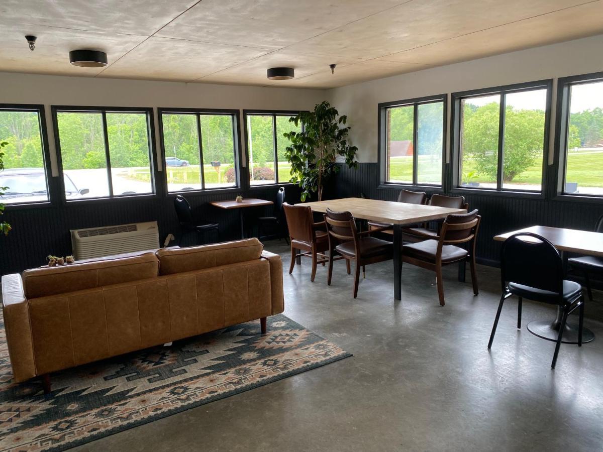 The Hemlock Inn Loudonville Bagian luar foto